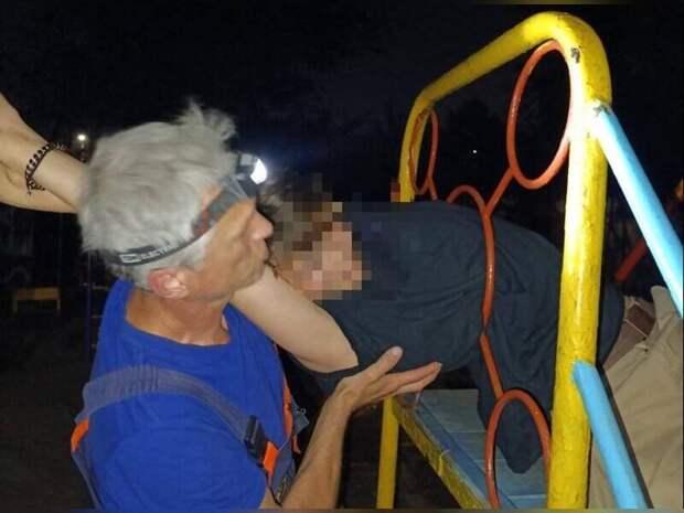 В Чите спасатели вытащили застрявшего в железном кольце подростка