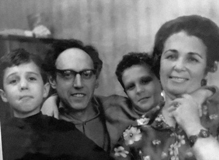 Братья Меладзе и Верники в детстве, маленькая Шейк и еще 11 редких фото звезд