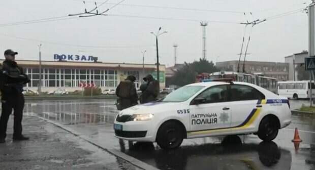 Парень устроил погром на вокзале, кадры: "избил и ограбил кассиршу"