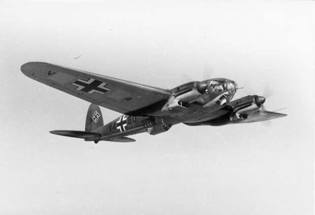Немецкий бомбардировщик Heinkel He 111 в полёте