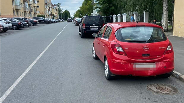 В ГАИ раскрыли, можно ли без штрафа объехать припаркованный у сплошной линии автомобиль