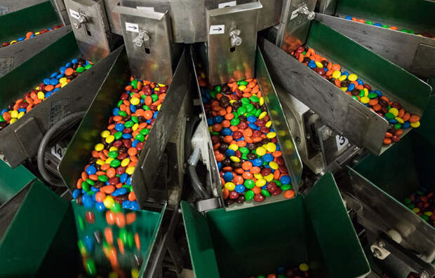 Вот как делают конфеты M&M’s: 8 любопытных фото с шоколадной фабрики