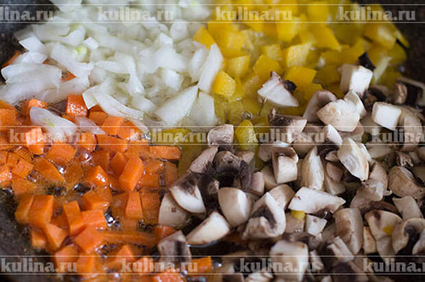 Лук, перец, морковь и шампиньоны нарезать кубиком, выложить в сковороду, где жарилась курица. 