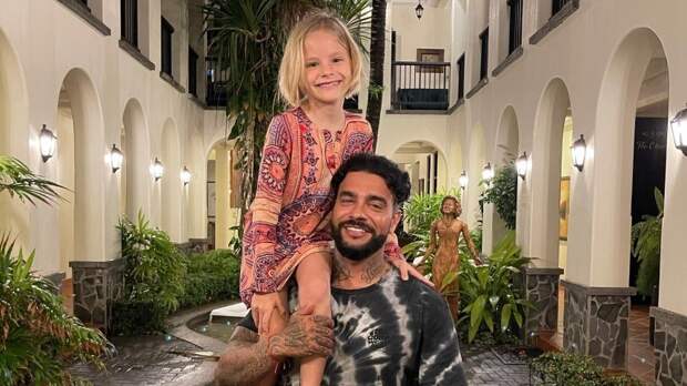 Скандальная фотосессия: 12-летняя дочь Тимати примерила образ “девочки-киллера” из “Леона”