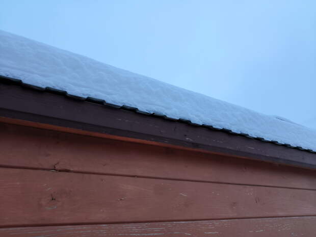 В Подмосковье под тяжестью снега обрушилась крыша дома