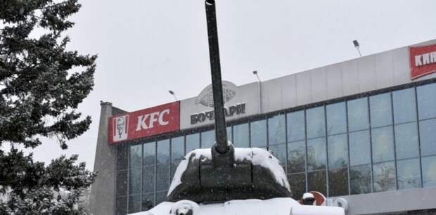 Танк увяз в сугробе. Фотографии Барнаула, где снегопад не останавливается и набирает обороты