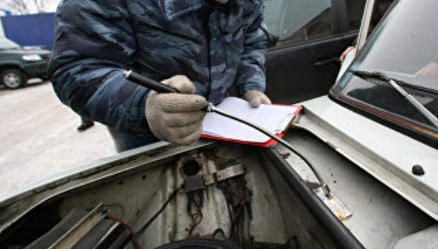 Проверка номера кузова автомобиля в пункте регистрации автотранспорта. Архивное фото