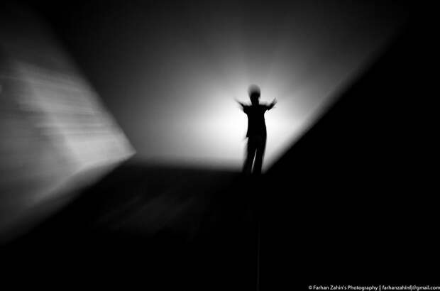 http://fc05.deviantart.net/fs71/i/2013/019/f/7/in_darkness_and_light__the_embrace_by_farhanzahinfj-d5ryxn1.jpg