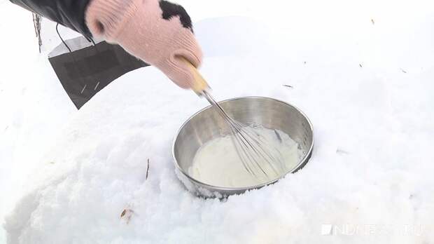 Россияне массово готовят пломбир на снегу