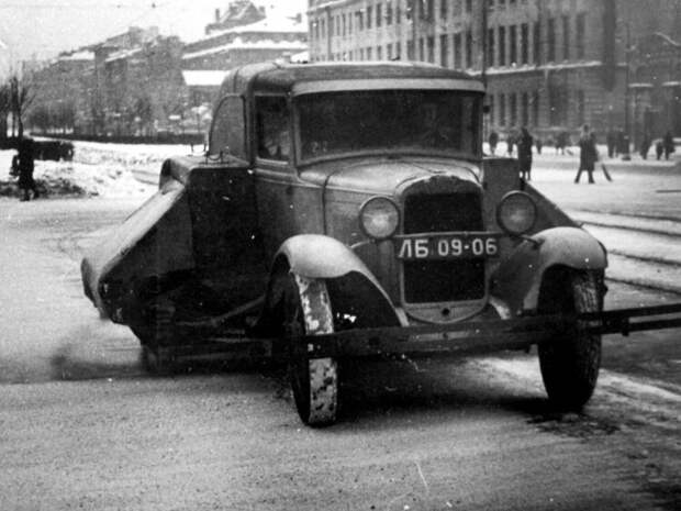 Редкое применение подметальной машины ПУ-2 в зимнее время в Ленинграде