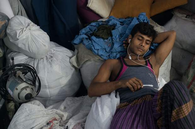 За этикеткой: фотограф изучил швейную промышленность в Бангладеш