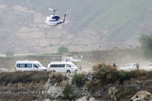IRIB: четыре группы спасателей прибыли на место крушения вертолета Раиси