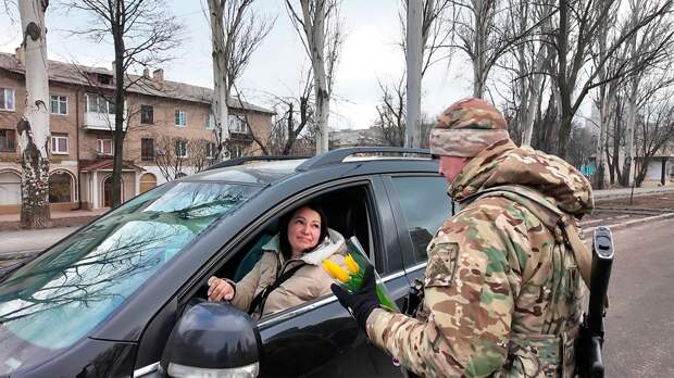 Инспекторы ВАИ вышли с цветами для женщин на дороги ДНР