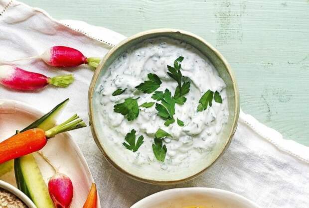 Йогуртовый соус с добавлением ароматных трав и специй. \ Фото: deliciousmagazine.co.uk.
