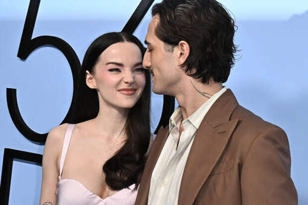 Возлюбленная солиста Måneskin Дав Камерон вышла на публику в бельевом платье