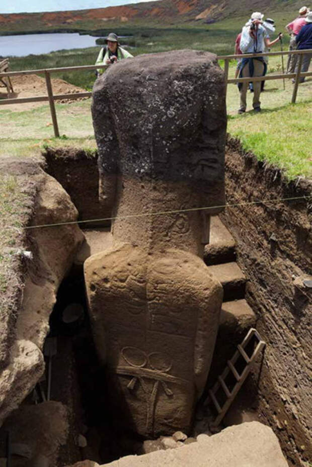Рисунок на статуе с Острова Пасхи.