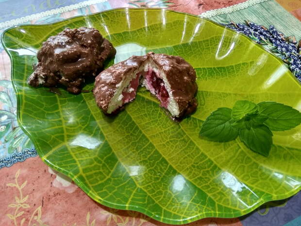 Глазированные сырки с начинкой из вишни