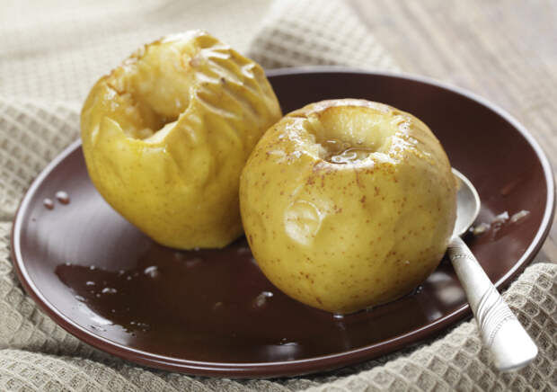 Печеные яблоки не только невероятно вкусный десерт, но и очень полезное блюдо.