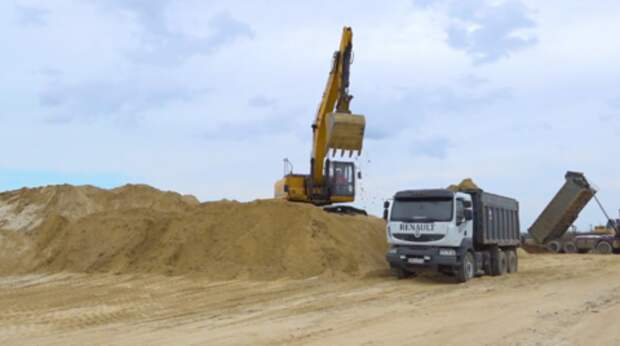 В круглосуточном режиме: Анапу обсыпают чистым песком