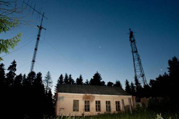Радиостанция “Жужжалка”: какие сигналы и кому она передает с болота?
