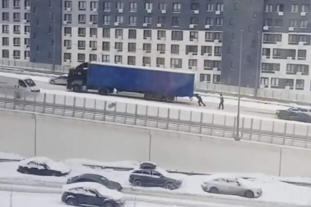 Гаишник затолкал фуру на заснеженную эстакаду и попал на видео