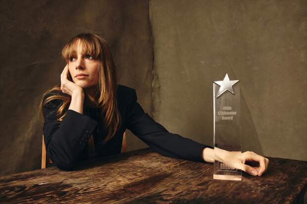 Дочь Умы Турман Майя Хоук получила престижную награду