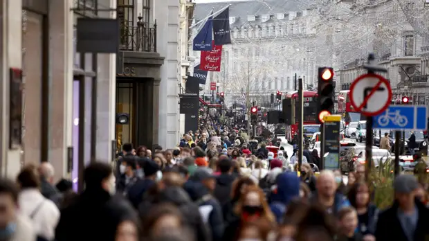 В Британии заявили, что не будут вводить новые ограничения из-за омикрон-штамма