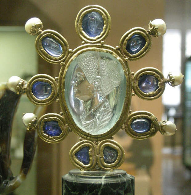 File:CdM, intaglio di giulia, figlia di tito, seconda metа del I secolo dc., acquamarina firmata da Evodos, montatura carolingia (IX sec.) con 9 zaffiri e 6 perle.JPG