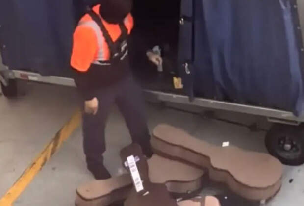 Грузчик в аэропорту швырял гитары пассажиров, попал на видео и прослыл в сети позорищем