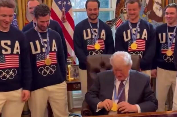 Трамп примерил золотую медаль ОИ и отказался возвращать ее хоккеисту