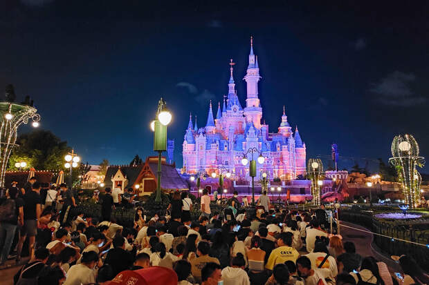 Китаец устроил драку в Диснейленде за требование потушить сигарету