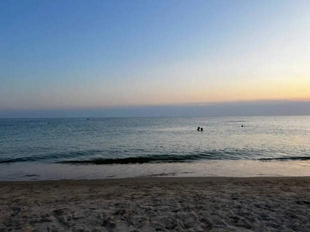 Забудьте про Турцию в апреле: 10 мест, где море уже теплое, а цены кусаются меньше