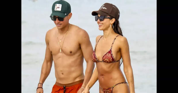 Джессику Альбу в бикини засняли на пляже с бойфрендом, который на 11 лет моложе неё