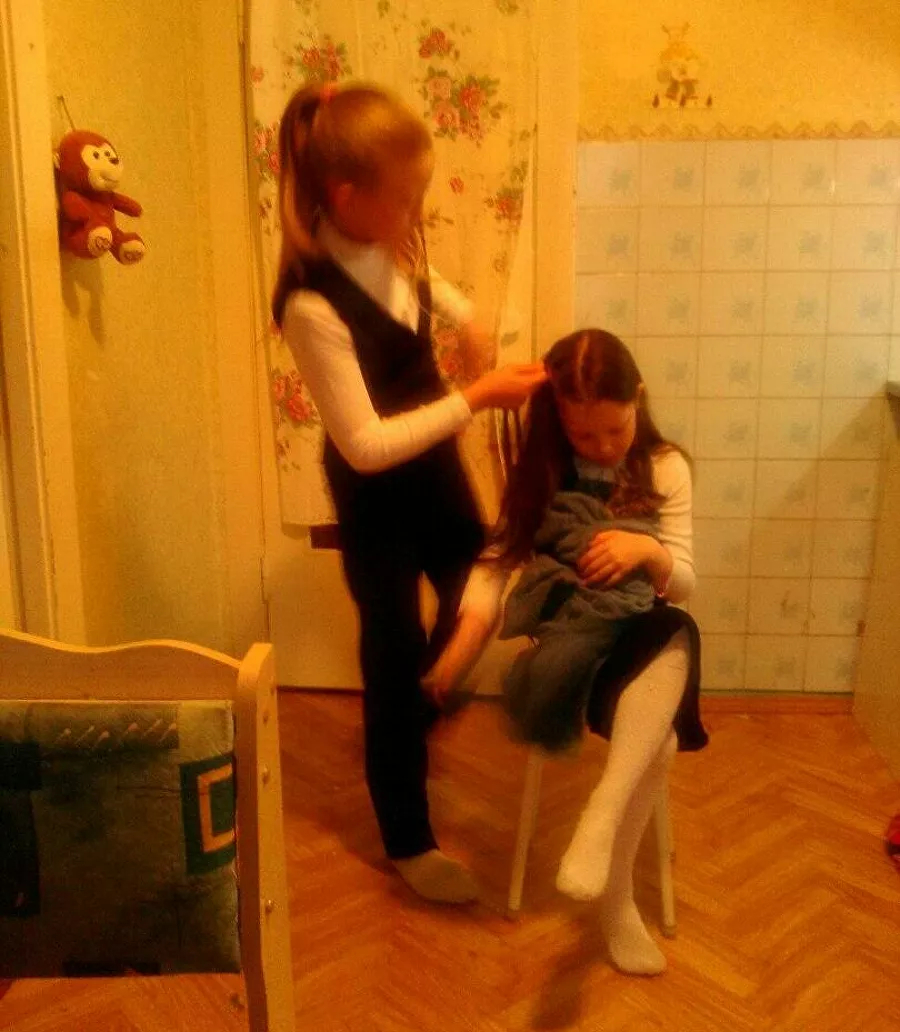 Полина и Яна делают прически