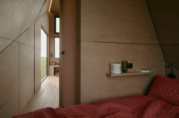 Интерьер спальной зоны Base Cabin. | Фото: livinginatiny.com.