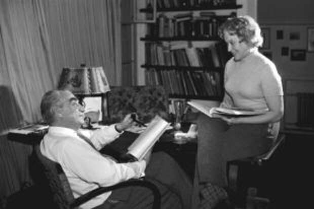 Григорий Александров и Любовь Орлова в домашней обстановке. Фото 1960-х годов. Григорий Александров и Любовь Орлова в домашней обстановке. Фото 1960-х годов.