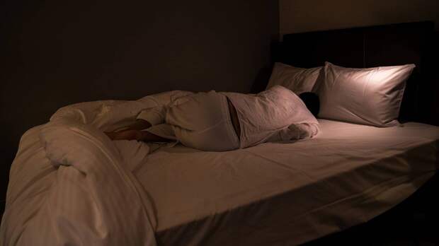 Невролог объяснила причины подергивания конечностей в момент засыпания