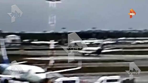 Видео: самолет загорелся в "Шереметьево" еще при взлете