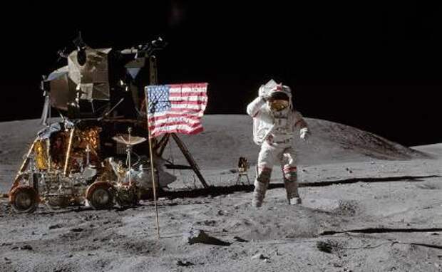 На фото: астронавт, командир миссии по высадке на Луну "Аполлон-16" на лунной поверхности