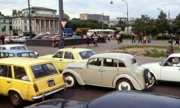 Атмосферные снимки автомобилей времён СССР