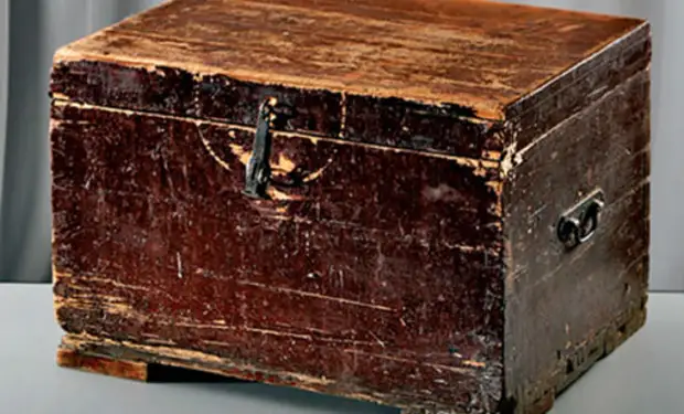 Каретный сундук 1720. Сундук средневековье. Отреставрированный сундук. Антикварный сундук. Деревянный сундучок.