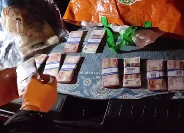 Двух чиновников задержали в Калуге по делу о взятке в 5,5 млн рублей