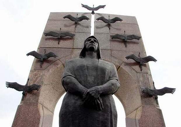 Памятник Матери и сыновьям Володичкиным, скульптор Ю. Храмов, 1995 год, Самара.Фото с сайта photoimprove.ucoz.ru