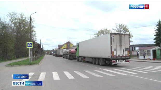 Видео: В Смоленской области автомобилисты стоят в часовых пробках из-за закрытия путепровода в Гагарине