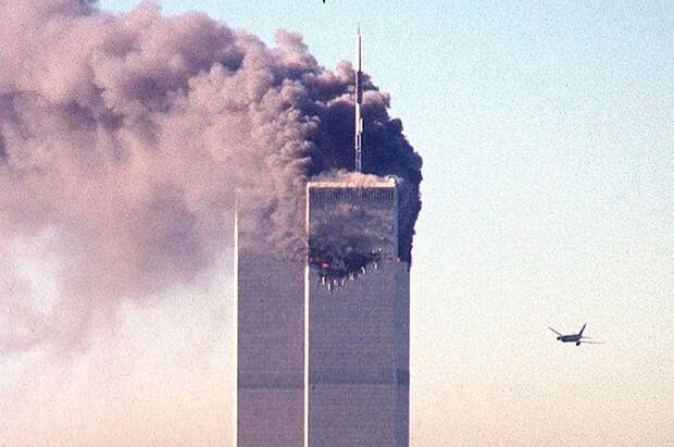 11 сентября 2001 года. Через мгновение второй самолет врежется в башню-близнец Всемирного торгового центра.