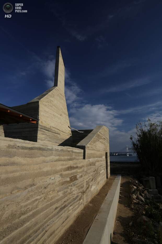 Япония. Хондзима, Кагава. Дом Zenkonyu x Tamping Earth, спроектированный Tadashi Saito + Atelier NAVE. (Toshihiro Misaki)