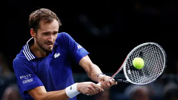 Медведев вышел в четвертьфинал «Мастерса» в Париже