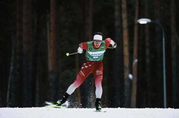 Коростелев упал в гонке на «Тур де Ски» и финишировал 64-м