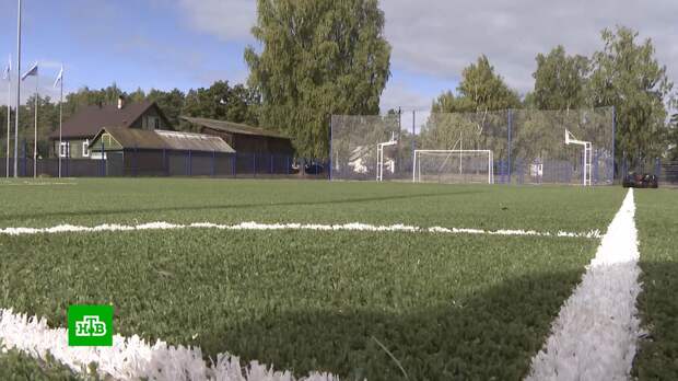 Новый построенный «Газпромом» пришкольный стадион открыли в Псковской области