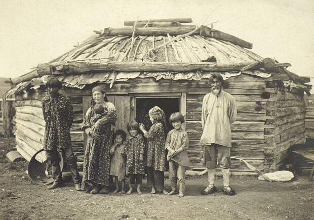 Небогатая семья у своей юрты. Неизвестный автор, 1910 год, Енисейская губ., Кунсткамера.